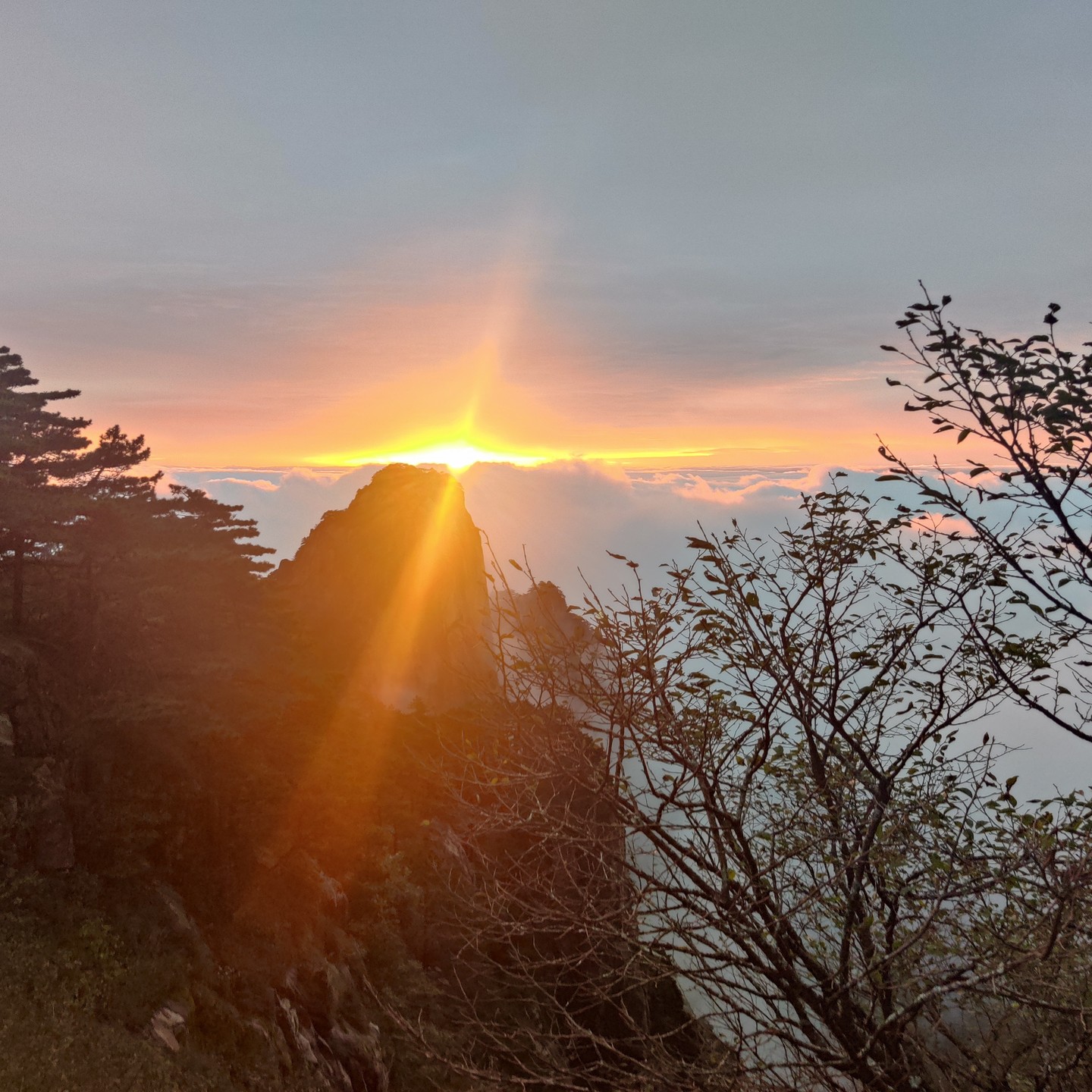 Sunrise in Huang Shan